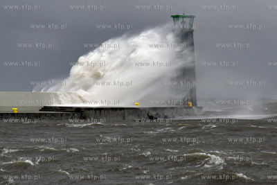 Sztorm w porcie Gdynia. G3ówka falochronu przy Wejociu...