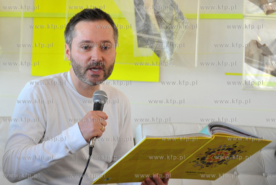 Sopot. Zatoka Sztuki. Jaroslaw Walesa czyta dzieciom...