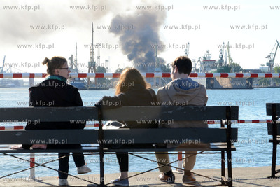 Pozar hali na terenie stoczni Marynarki Wojennej w...