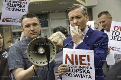 Protest mieszkancow Słupska przed dworcem PKP w sprawie...