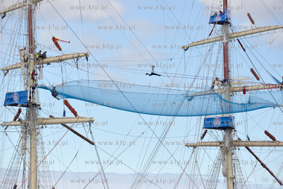 25 metrow nad pokladem Daru Mlodziezy zacumowanym przy...