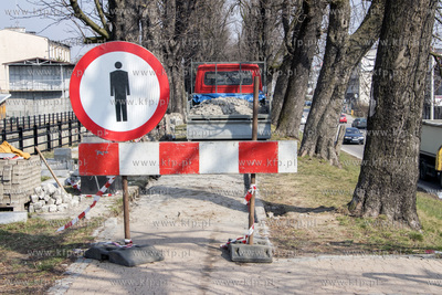 Ukladanie kostki brukowej w ciagu pieszo - rowerowym...