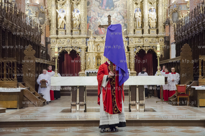 Z powodu pandemii koronawirusa wierni nie mogą uczestniczyć...
