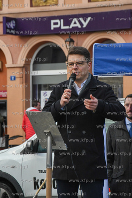 Około setki przeciwników szczepień i obostrzeń...