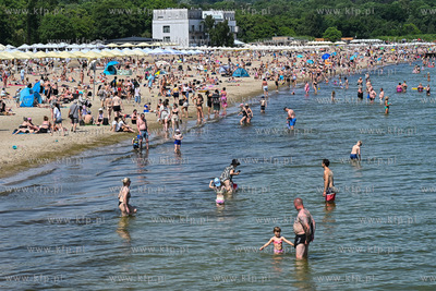 Sopot. Plaża. Upalny weekend spowodował liczne przybycie...