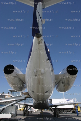 Port lotniczy w Gdansku Rebiechowie. Przed terminalem...