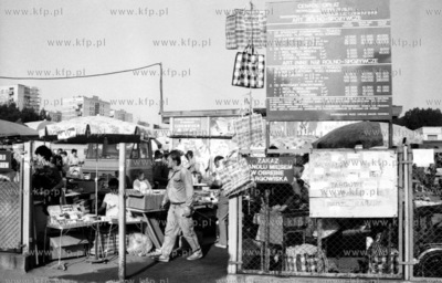 Rynek, bazar, targowisko na gdanskim Przymorzu. 1.06.1992...