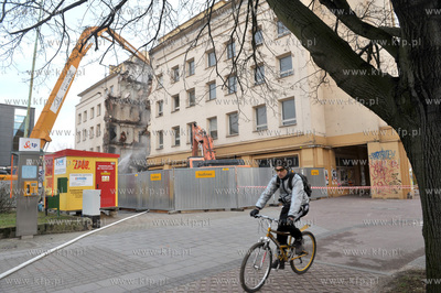 Wyburzanie dawnego Domu Towarowego PDT a obecnie Galerii...