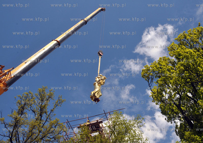 Uroczystosci wciagniecia rzezby Alegorii Nauki wienczacej...