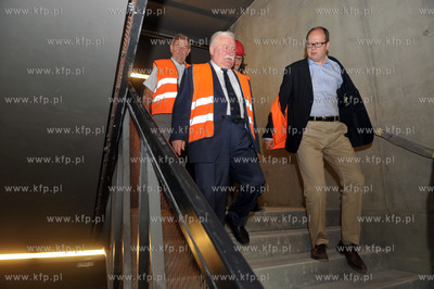 Prezydent Lech Walesa zwiedzal budowe Europejskiego...