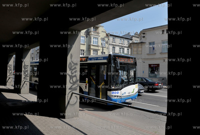 Sopot. Aleja Niepodległości widok spod filarow niedaleko...