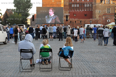 Plenerowa projekcja opery Turandot na Targu Węglowym...