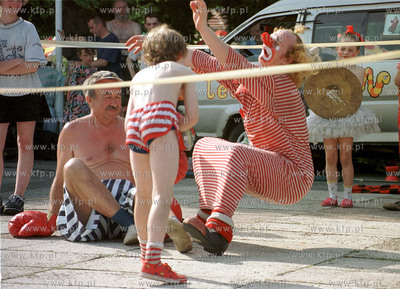 Teatr Pinezka przed molo w Sopocie. 5.07.99 fot. Wojtek...