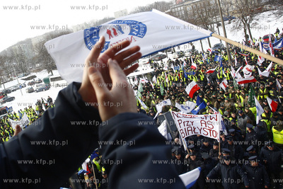 Gdansk. Pikieta przed Urzedem Wojewodzkim sluzb mundurowych...