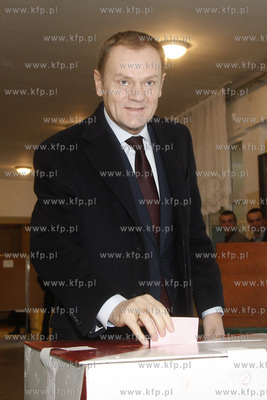 Sopot. Premier Donald Tusk oddaje glos w II turze wyborow...