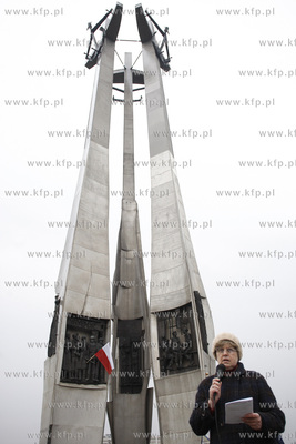 Gdansk. Pomnik Poleglych Stoczniowcow. Stoczniowcy...