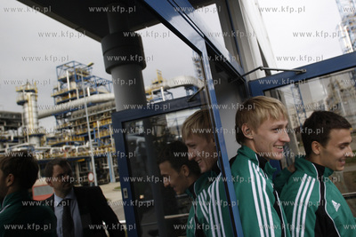 Pilkarze Lechii Gdansk odwiedzili gdanska rafinerie....