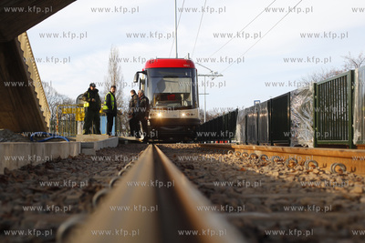 Gdańsk. Próbny przejaz tramwaju po zmodernizowanym...