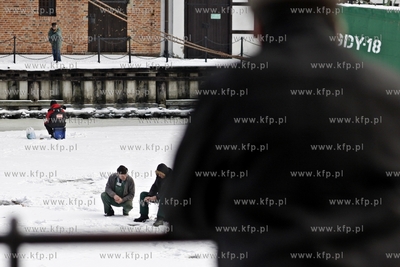 Wędkarze łowią ryby na zamarzniętej Motławie.
13.02.2012
fot....