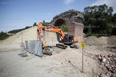 Wyburzanie wiaduktu w Dolnym Migowie pod budowe linii...