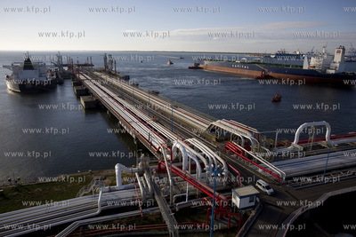 Irański supertankowiec M/T Atlantas wpływa do Naftoportu...