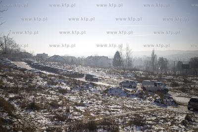 Zaparkowane auta przy al. Legionów w Gdyni.
15.02.2017
fot....