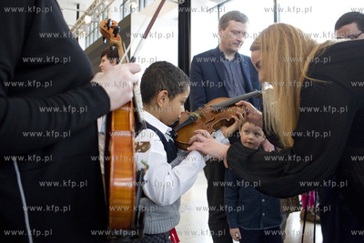 Opera Bałtycka. Opera TU  ! TU ! Choć cztery struny...