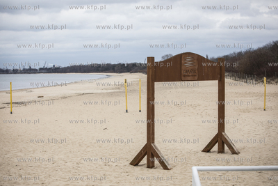 Gdańsk Brzeźno. Zakmknięta plaża z powodu pandemii...