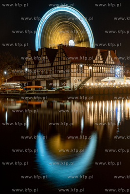 Gdańsk nocą. Przystań kajakowa MRKS Gdańsk i koło...