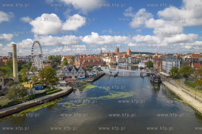 Panorama Gdańska widok na Motławę i kładkę zwodzoną....