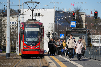 Tramwaj linii 4 na przystanku Węzeł Groddeca w Gdańsku....