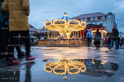 Sopockie Miasteczko Noworoczne. Nz.  Wenecka karuzela....