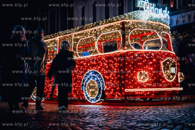 Gdańsk po zmroku. Nz. Autobus na ul. Stągiewnej....