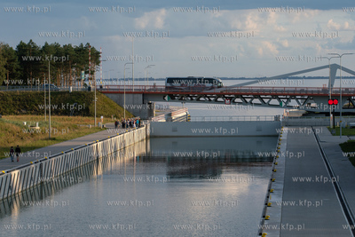 Kanał przez Mierzeję Wiślaną – łączący drogą...