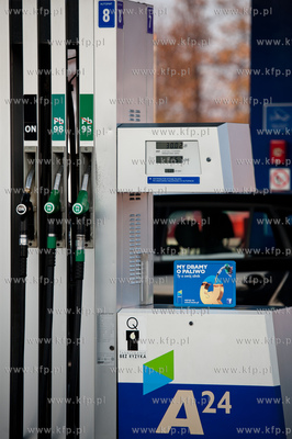 Gdansk. Wrzeszcz. Samoobsllugowa stacja paliw Neste...