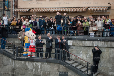 Marynarze okretu rakietowego ORP Orkan transportuja...