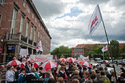 Gdansk. Manifestacja przed Urzedem Marszalkowskim zorganizowana...