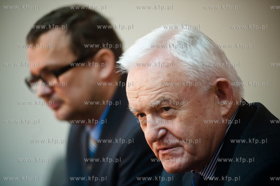 Gdynia. Gdynia. Biuro poselskie Leszka Millera. Konferencja...