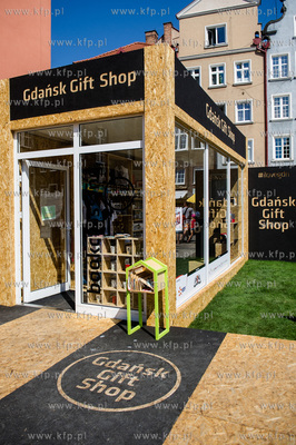 Gdansk. Skwer miedzy ulica Mariacka, a Sw. Ducha. Prezentacja...