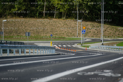 Gdansk. Nowo otwarta droga dojazdowa do przystanku...