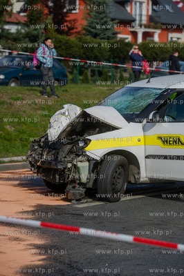 Gdansk. Wypadek drogowy auta i dwoch motocykli na ulicy...