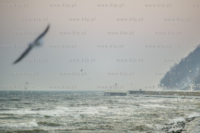 Gdynia. Zimowa, mroźna pogoda na Bulwarze Nadmorskim...