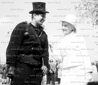 Kominiarz i piekna kobieta w Gdansku. 0003411 1964...