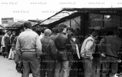 Panowie w Dniu Kobiet stoja w kolejce  do kwiaciarni...