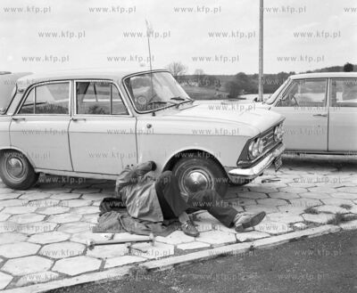 Naprawa samochodu marki Moskwicz podczas rajdu samochodowego...