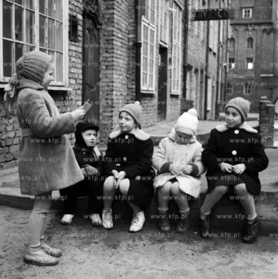 Dzieci na przedprozach ul. Mariackiej w Gdansku. 1965
z00001169
Fot....
