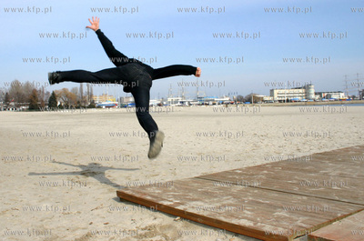 Uprawiajacy Le Parkour (swobodne bieganie)  mlodzi...