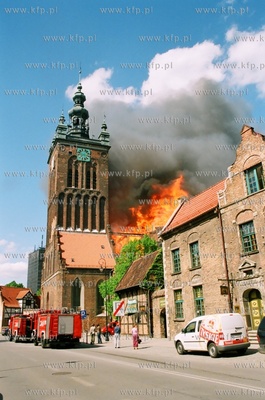 Pozar zabytkowego kosciola sw Katarzyny w Gdansku....