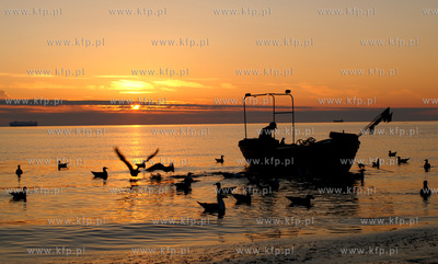 Sopot. Przystan rybacka. Nz. kuter powracajacy z nocnego...