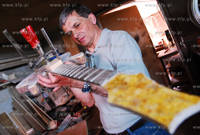 Walenty Rybak, tworca jedynych na swiecie gitar inkrustowanych...
